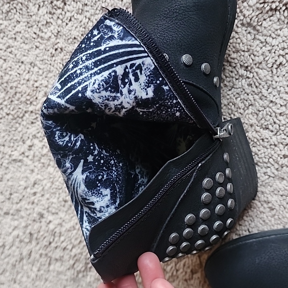 Blowfish black booties w/studs 9.5 - Picture 6 of 7
